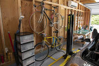 壁に掛けられたVITUSのアルミフレーム製ロードバイクは久我さんが組んだもの。有名画家のイラストも飾られている。