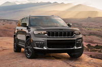 「ラングラー」系が人気を博すいっぽうで、影が薄いのが「グランドチェロキー」や「コンパス」「コマンダー」といった、いわゆる”普通のSUV”系のモデル。グランドチェロキーは、2025年2月発売の「ファイナルエディション」を最後に、日本では廃止となってしまった……。