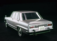 ベースとなった「スカイライン2000GT」(GC10)。キャップ付きのスチールホイールにホワイトリボン入りタイヤを履くが、これでも当時はスポーティーと評された。純正タイヤはこのGTはもちろん「GT-R」でもバイアスだった。