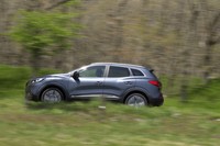 「カジャー」は、車線逸脱警報や緊急自動ブレーキなどの先進安全機能を備えているが、クルーズコントロールは車間維持機能を持たないシンプルなタイプ。