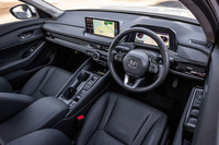 ブラック基調のインテリアは、乗員が手に触れやすい部分にソフト素材を使用するなどして上質感を追求。インパネラインやドアラインなどにマルチカラーのLEDアンビエントランプが組み込まれている。