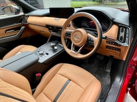 「CX-60」の内装。こちらは全然逆張りではなく、この価格帯としては飛び抜けて立派にできている。