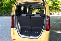 ラゲッジスペースは大きな開口部と低床設計が自慢だ。