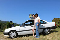 マッテオさんが所有する1990年「オメガA」を借りて運転してきたジョルジョさんと彼のパートナー。