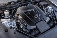 今や貴重になった自然吸気の5リッターV8エンジン「2UR-GSE」。今回の試乗では約500kmを走り、燃費は満タン法で7.1km/リッターを記録した。