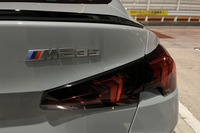 リアに取り付けられているモデルバッジは「2」を大きくすることで、「2シリーズ グランクーペ」であることを強調。力強いイメージのLEDリアコンビランプデザインも目を引く。