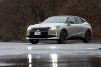 今回の試乗車は「DS N°4エトワール ハイブリッド」。「DS 4」のフェイスリフトに合わせて車名にN°が加えられた。