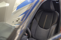 試乗した“クール”のシート表皮はセミアニリン本革とウルトラスエードの組み合わせ。セミアニリン本革のみの仕立てとなる“リラックス”のほか、シートやトリムなどを好みに仕立てられる“ビスポークビルド”(初期受注は抽選販売)もある。