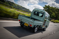 悪路走破性を考慮してか、5段MTの1速のギア比は5.106とローギアードな設定。最終減速比も5.125と非常に低い。