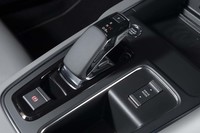 トランスミッションはアイシン製の「e-EAT8」。エンジンとつながるトルコン部分に駆動用モーターと2組の湿式多板クラッチがレイアウトされている。