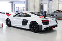 エアロキットは「Audi Sportパフォーマンスパーツ」のハイライト。「R8」の場合、これを装着すると330km/h時におけるダウンフォースは250kgに達する。非装着車の100kg増しに当たるという。