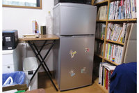 筆者の事務所の冷蔵庫。色気がなさ過ぎるので、マグネットで色気を出している。