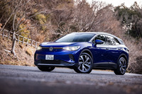 フォルクスワーゲン ジャパンが2026年1月9日に導入を発表した電気自動車「ID.4」の一部改良モデルに試乗。「ID.4プロ」(写真)では電動機をアップデートし、大幅な出力向上が図られた。