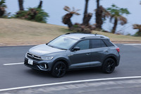 海沿いのワインディングロードを行く「TロックTDI 4MOTION Rライン ブラックスタイル」。急な勾配でもアクセルペダルを少し踏み増すだけで、シフトダウンもせずに軽々と加速する頼もしさが味わえた。