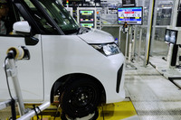 ダイハツ京都(大山崎)工場の製造ラインに設けられた完成検査工程の様子。AIの活用や顔認証システムの導入などのデジタル化を推進し、働きやすさと品質向上を実現したという。