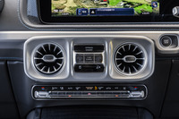 「G580」ならではのポイントはダッシュ中央のスイッチにある。内燃機関モデルでは3連デフロックスイッチが並ぶ中段が「G-TURN」「ローレンジ」「G-STEERING」となっている。