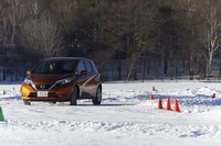 ハンドリングコースを走る「ノートe-POWER X」。小兵ながら、モーター駆動の強みを生かしてスイスイと周回を重ねていた。