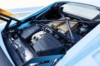 キャビン後方に縦置きされるV10エンジン。最高出力640PS、最大トルク565N・mを発生する。