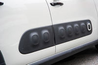 デザインのアクセントになるとともに、軽い衝突からボディーを守る「エアバンプ」。突起状の部分は指で押してもへこむくらいの柔軟性を持っている。