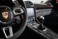 「718ボクスターGTS 4.0」「718ケイマンGTS 4.0」とも、新たに導入された水平対向6気筒自然吸気エンジンに組み合わされるトランスミッションは6段MTのみ。DCTの「PDK」も、いずれ導入される見込みであるという。
