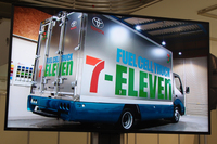 燃料電池トラックのイメージ。実際の配送作業では、1台あたり、1日7店舗(トータル約200km)を巡回。約7kgの水素を消費する。