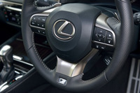 “Fスポーツ”専用ステアリングホイールの下端には、“F”をかたどったエンブレムが添えられる。