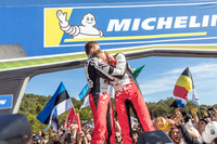 ポディウムで抱き合うタナックとヤルヴェオヤ。ずっと2人で戦ってきて、ようやくつかんだチャンピオン。グッとくるシーンです。