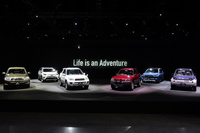 歴代「RAV4」と往年のコンセプトモデル。1994年に登場した初代RAV4(写真向かって右から3番目)は、当時は“ライトクロカン”と呼ばれた都市型SUVの先駆けだった。