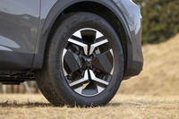 「KARAKOY」(イスタンブールの景勝地)と名づけられたシンメトリーデザインのホイールも新しい。どの部分をスポークと呼ぶべきか分からない複雑な形状だ。