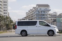 ボディーサイズは全長×全幅×全高=5300×1970×1990mmで、
ホイールベースは3210mm。すべての数値が「メルセデス・ベンツVクラス」の「ロング」を上回っている(Vクラスにはさらに長い「エクストラロング」も存在する)。