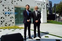 メルセデス・ベンツ日本の上野金太郎社長(写真左)と竹中工務店の大神正篤副社長(同右)。協業を始めるきっかけは2017年の東京モーターショーだったという。