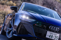 「A7スポーツバック」をベースに50mm拡大されたワイドデザインのフロントフェンダーを採用。RS専用となるダークベゼルのレーザーハイビーム付きマトリクスLEDヘッドライトや大型シングルフレームグリルなどとともに、フロントまわりはアグレッシブな印象に仕立てられている。