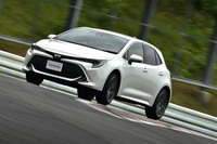 「C-HR」以上にステアリング剛性が高められた「カローラハッチバック」。低重心と相まって、優れたハンドリング性能を実現する。