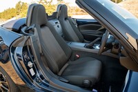 シート表皮はブラックのファブリック。ブルーのステッチがあしらわれたフロアマットはディーラーオプションで用意される。