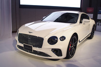 日本初公開となった、ベントレーの100周年記念モデル。ゴールドをあしらったエンブレムなどを標準パッケージとして採用。