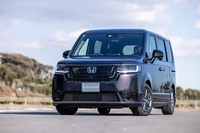 「ホンダ・ステップワゴン スパーダ」の純正アクセサリー装着車。カスタマイズパーツのラインナップに加わったばかりのバンパーワイドガーニッシュ(ベルリナブラック、フロント用左右セット)が装着されている。