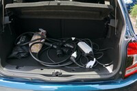 充電ステーション用と家庭用の2本のケーブルが載せられていた。