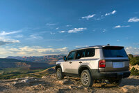 「ランドクルーザー“250”」(北米仕様)の後ろ姿。
清水「なんで北米仕様の写真なの?」
ほった「日本ではまだ、オープンな場所での250の写真や画像が公開されていないからです。正式発表・発売までの“じらし作戦”かもしれませんね」