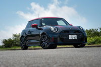 新型「MINIジョンクーパーワークス」の価格は536万円。当初のプランどおりなら消えてなくなっていたはずだが、内燃機関モデルも見事に生き残った。