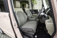 ホンダ自慢のセンタータンクレイアウトをブラッシュアップ。タンクの形状を変更して従来型よりも搭載位置を70mm低くし、さらなる低床化を実現している。