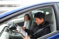 やや緊張気味のリポーター(運転席)。ナビゲーターは、何を考えているんだか、厳しい表情。