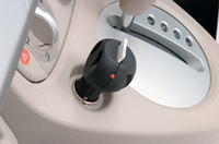 「Subaruアロマティック・ブレイク」の「ディフューザーセット」。付属のパッドにオイルをたらし、シガーソケットに装着すると、熱で香りが拡散するしくみだ。