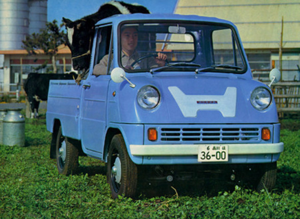1963年8月に発売されたホンダ初の市販四輪車が、この軽トラック「T360」。前年の東京モーターショーに出展されたものの、ついに市販されなかった軽スポーツ「S360」用をデチューンした水冷直4DOHC4キャブレターエンジンは、359ccから 30psを発生した。