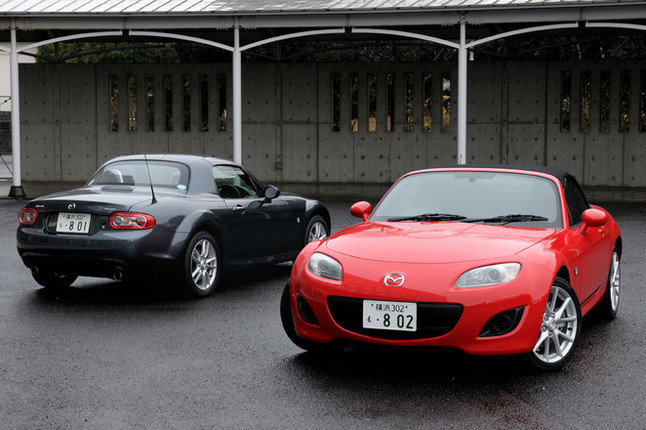 【スペック】RS(写真手前):全長×全幅×全高=4020×1720×1245mm/ホイールベース=2330mm/車重=1120kg/駆動方式=FR/2リッター直4DOHC16バルブ(170ps/7000rpm、19.3kgm/5000rpm)/価格=260.0万円(テスト車=274万1750円/レザーパッケージ+BOSEサウンドシステム+7スピーカー+ヘッドユニットなし=14万1750円)