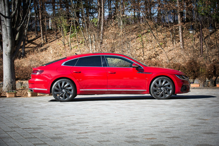 ボディーサイズは全長×全幅×全高=4865×1875×1435mm。「パサート」と比べて全長は80mm、全幅は45mm大きい一方、全高は30mm低い。