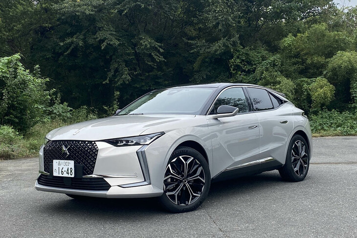 先日の取材で試乗した「DS 4」(写真)は、最高出力180PSの1.6リッター4気筒ターボエンジンに同110PSの電気モーターを組み合わせ、システム合計で同225PSを発生するプラグインハイブリッド車「E-TENSE」だった。