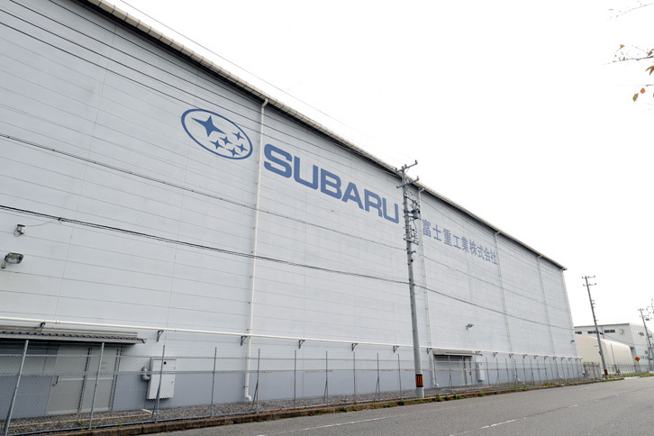 工場の建屋に書かれた「SUBARU」と富士重工業の文字。富士重工業は2017年4月をもって、SUBARUに社名を変更する。