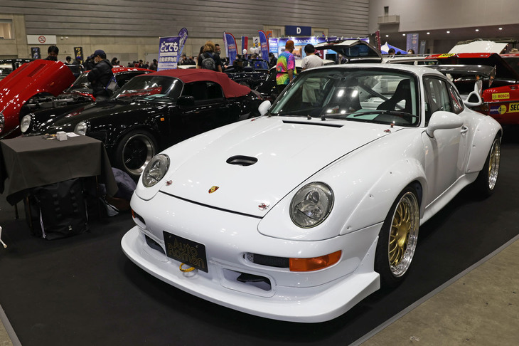 オートロマンが展示していた「ポルシェ911ターボX50」。空冷エンジンの最終モデルであるタイプ993のターボを2WD(RR)化し、3.6リッターフラット6ターボユニットは最高出力560PSにまでスープアップ。
