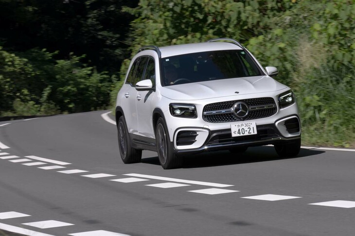 「AMGラインパッケージ」装着車には、状況に応じて各輪のダンピングを自動調整する「アダプティブダンピングシステム付きサスペンション」が装備される。