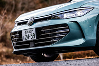 細いラジエーターグリルやシャープなヘッドランプ、それらを結ぶLEDライトストリップを採用するフロントマスクは、フォルクスワーゲンの中心的モデル「ゴルフ」との共通性を印象づける。